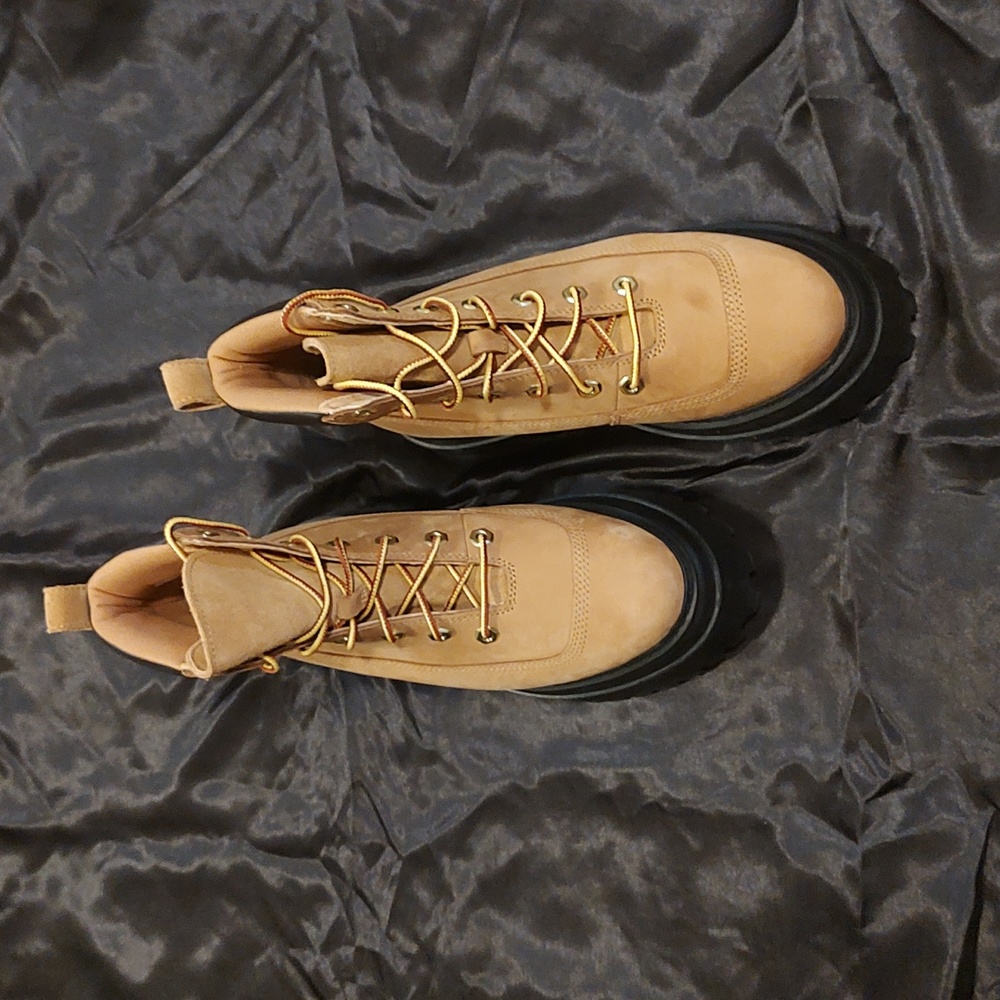 Like New Timberland sky boots for women ‼️
